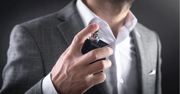 A harsány színek helyett a visszafogott tónusok, mint a fekete, szürke, sötétkék és földszínek dominálnak, biztosítva az elegáns és ízléses megjelenést.