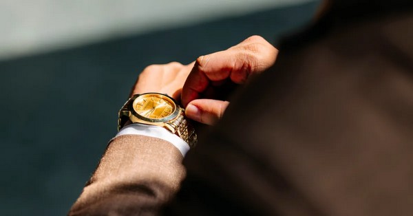A negyvenes éveikbe lépő férfiak gyakran újítják meg ruhatárukat, hogy stílusuk összhangban legyen érett személyiségükkel és hétköznapi életmódjukkal.