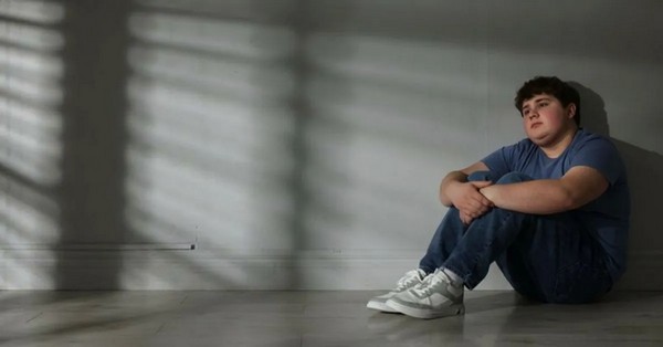 A túl bő ruha nem stílus, hanem páncél? Fejtse meg a plus size fiatalok rejtőzködésének okait, és alakítsa át öltözködését önbizalommá cikkünk segítségével!