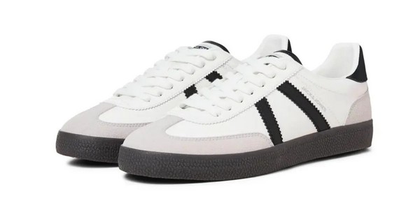 A sneaker egyszerű sportcipőből vált a divat egyik legmeghatározóbb darabjává, amely a kényelem mellett stílust és önkifejezést is biztosít napjainkban.